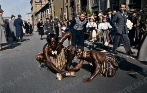 Kolonial geprägte Kostümszene beim Münchner Faschingsumzug