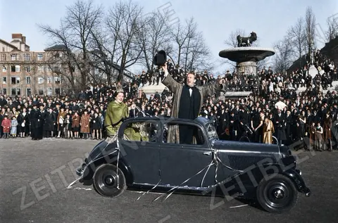 Kostümierte im Oldtimer beim Münchner Faschingsumzug