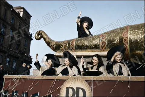 Motivwagen mit übergroßem Blasinstrument beim Faschingsumzug