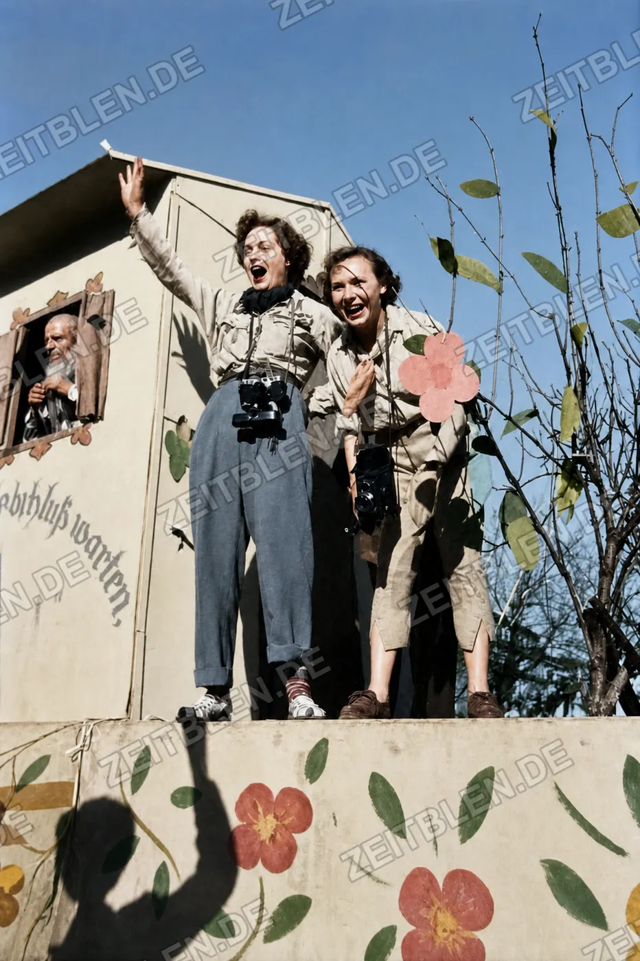Blumenverzierter Motivwagen beim Münchner Faschingsumzug