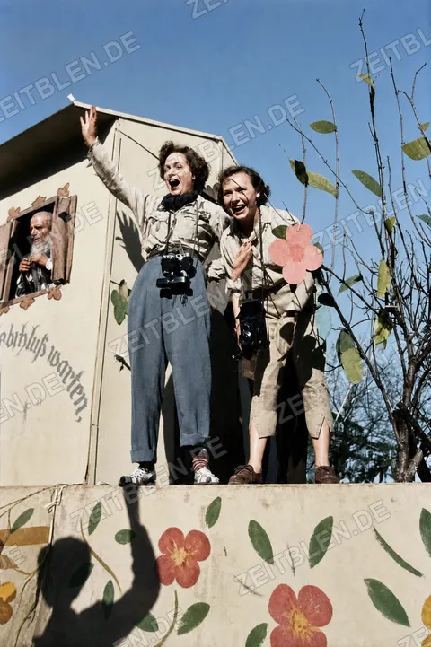 Blumenverzierter Motivwagen beim Münchner Faschingsumzug