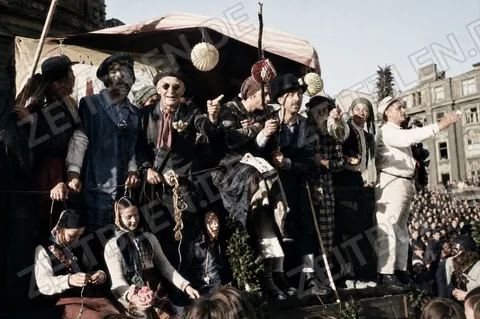 Kostümierte Wagenbühne beim Münchner Faschingsumzug