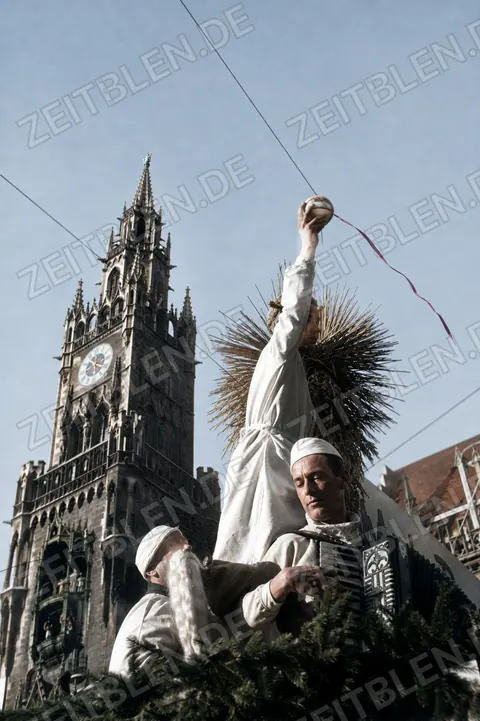 Kostümfigur vor dem Neuen Rathaus am Marienplatz