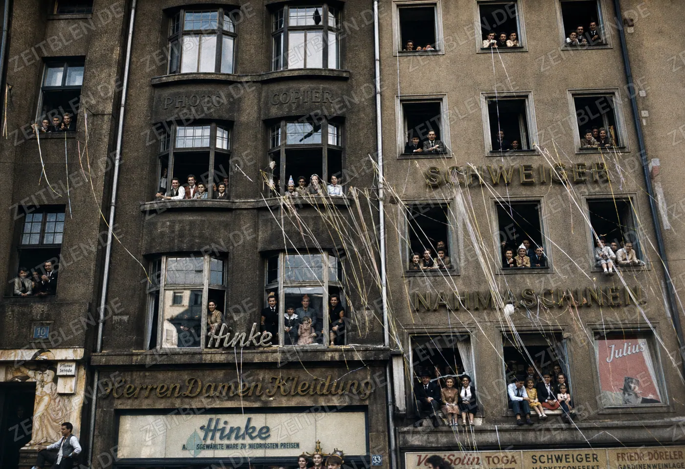 Fensterpublikum und Luftschlangen beim Münchner Faschingsumzug