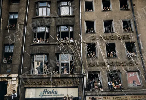 Fensterpublikum und Luftschlangen beim Münchner Faschingsumzug