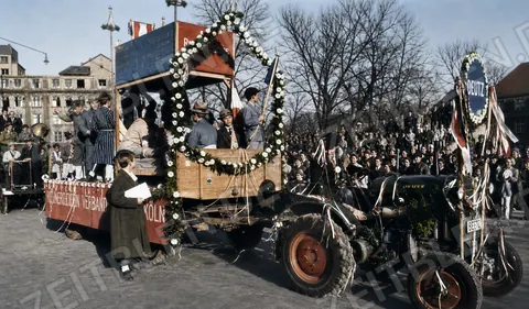 Traktor mit Köln-Motivwagen beim Münchner Faschingsumzug