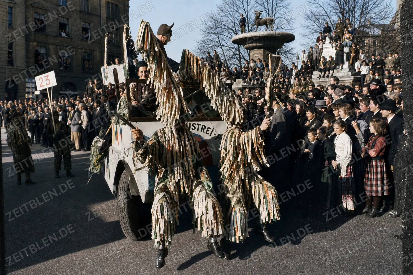 Kostümgruppe mit Baststreifen am Umzugswagen