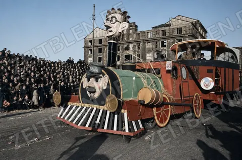 Lokomotiv-Motivwagen mit Faschingsmasken
