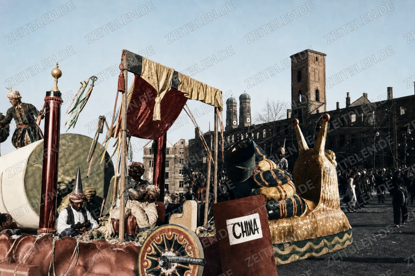 China-Motivwagen vor der Münchner Frauenkirche