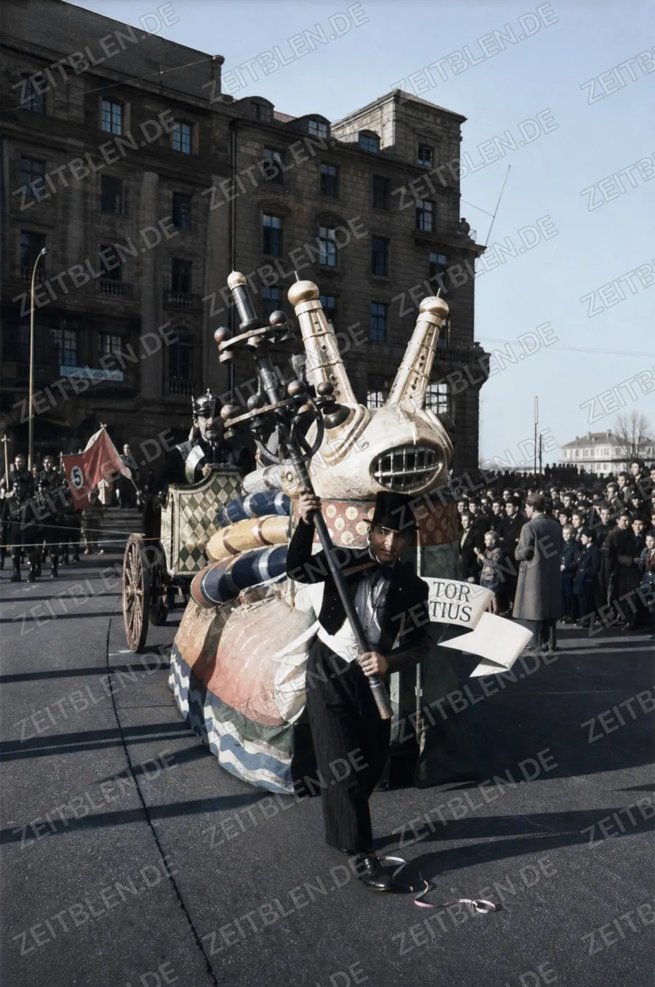Fantastischer Faschingswagen mit Drachenfigur