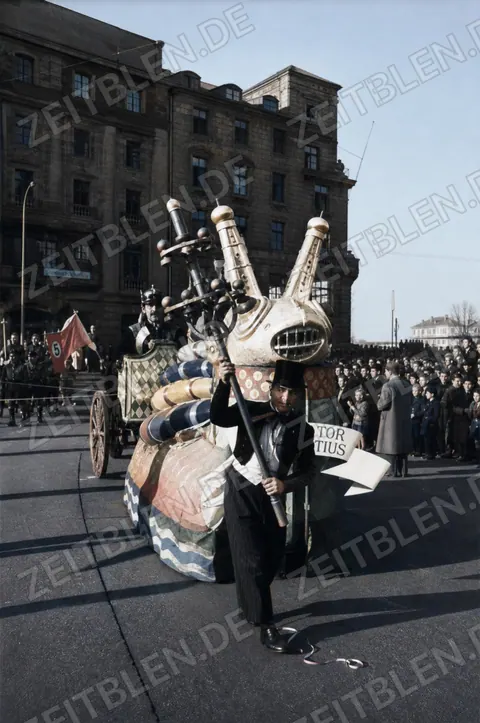Fantastischer Faschingswagen mit Drachenfigur