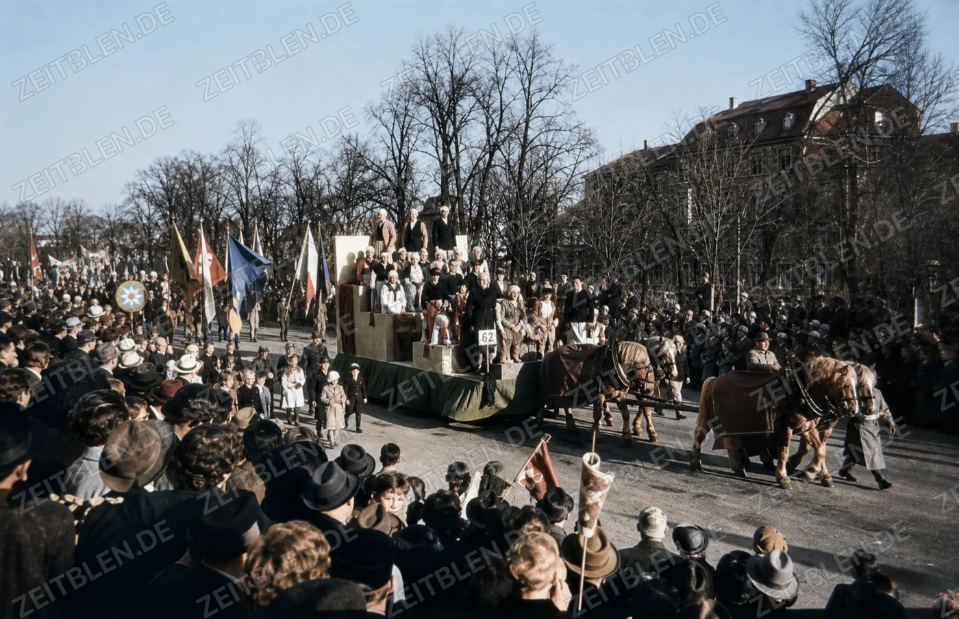 Pferdegezogener Motivwagen mit Fahnenschmuck