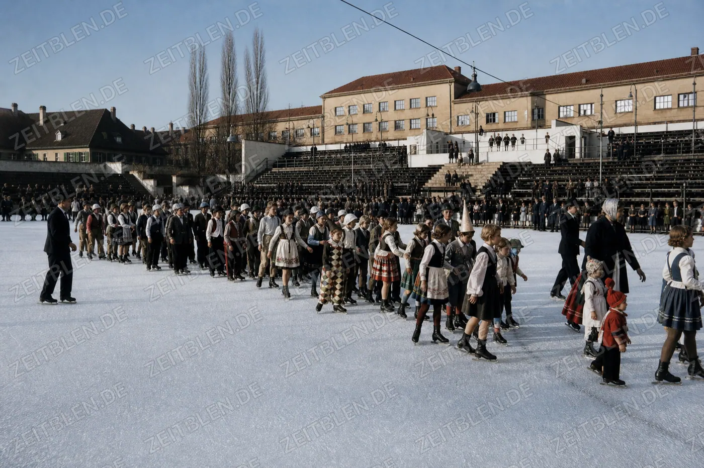 Kostümierte Kindergruppen auf der Eisbahn