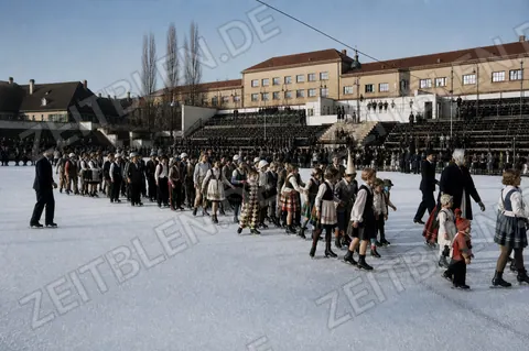 Kostümierte Kindergruppen auf der Eisbahn