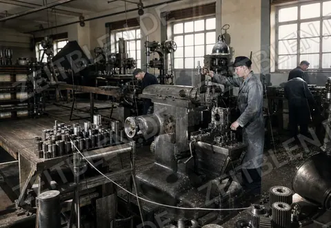 Maschinenarbeit in einer Textilmaschinenfabrik