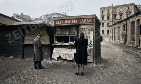 Zeitungs- und Tabakkiosk im zerstörten München