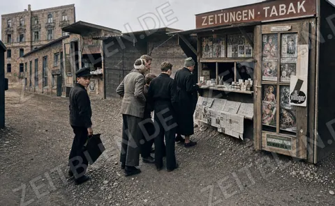 Kunden am Zeitungs- und Tabakkiosk in München