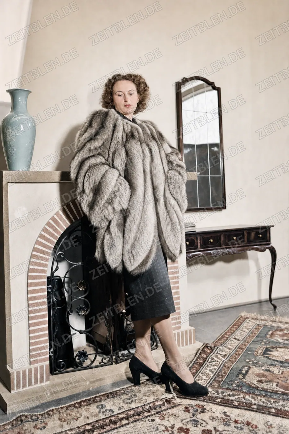 Sitzendes Modell mit hellem Pelzmantel