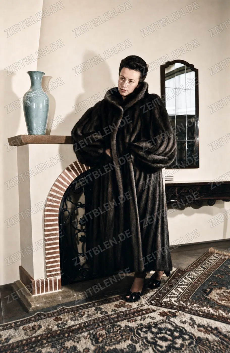 Langer dunkler Pelzmantel im Pelzhaus Fritz Buhne