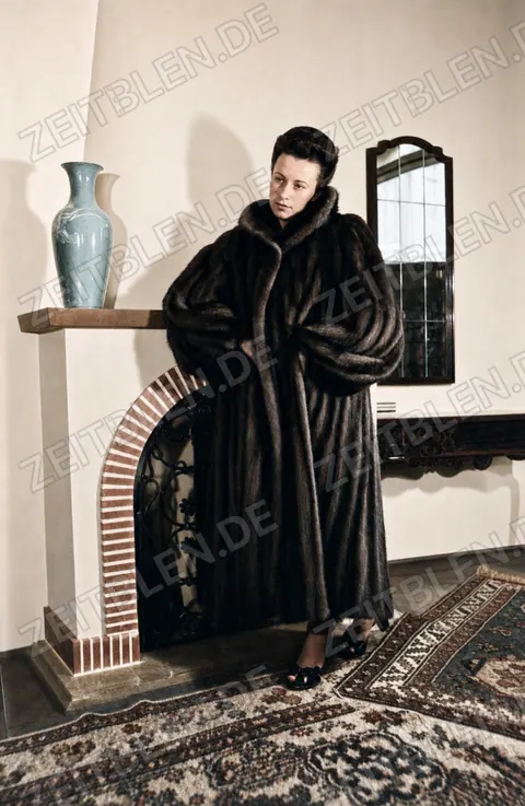 Langer dunkler Pelzmantel im Pelzhaus Fritz Buhne