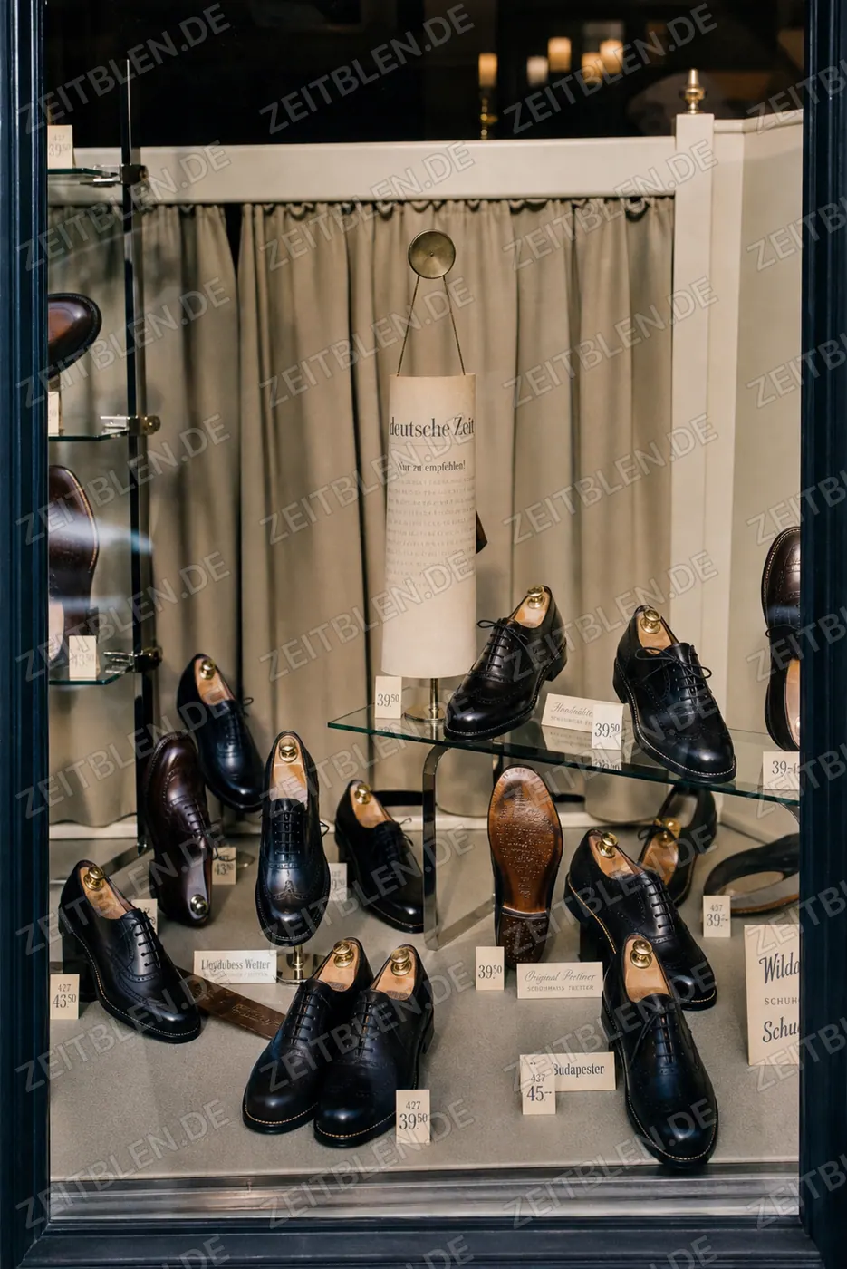 Schaufenster des Schuhhauses Tretter mit Herrenschuhen
