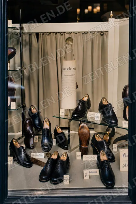 Schaufenster des Schuhhauses Tretter mit Herrenschuhen