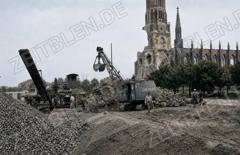 Wiederaufbau-Baustelle am Mariahilfplatz mit DEMAG-Kran