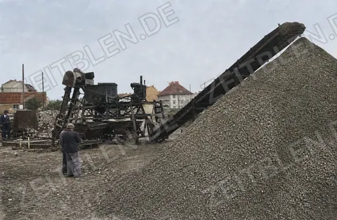 Schutt- und Materialhaufen mit Förderband am Mariahilfplatz