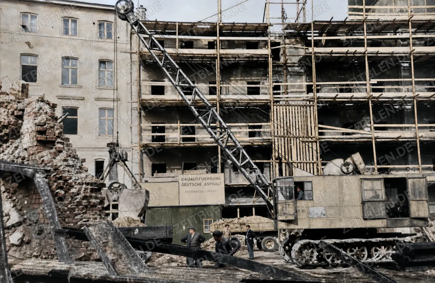 Wiederaufbau eines Geschäftshauses in München mit Baukran
