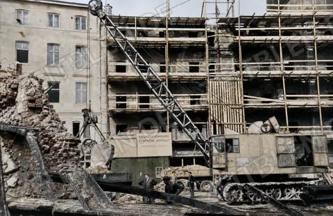Wiederaufbau eines Geschäftshauses in München mit Baukran