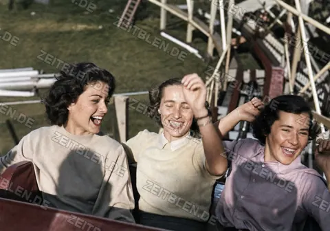 Junge Frauen in einem Fahrgeschäft beim zurückgekehrten Oktoberfest