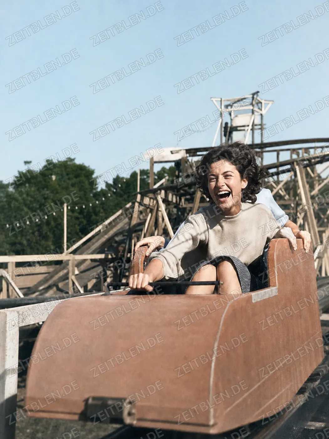 Lachende Fahrgästin im Oktoberfest-Fahrgeschäft 1949