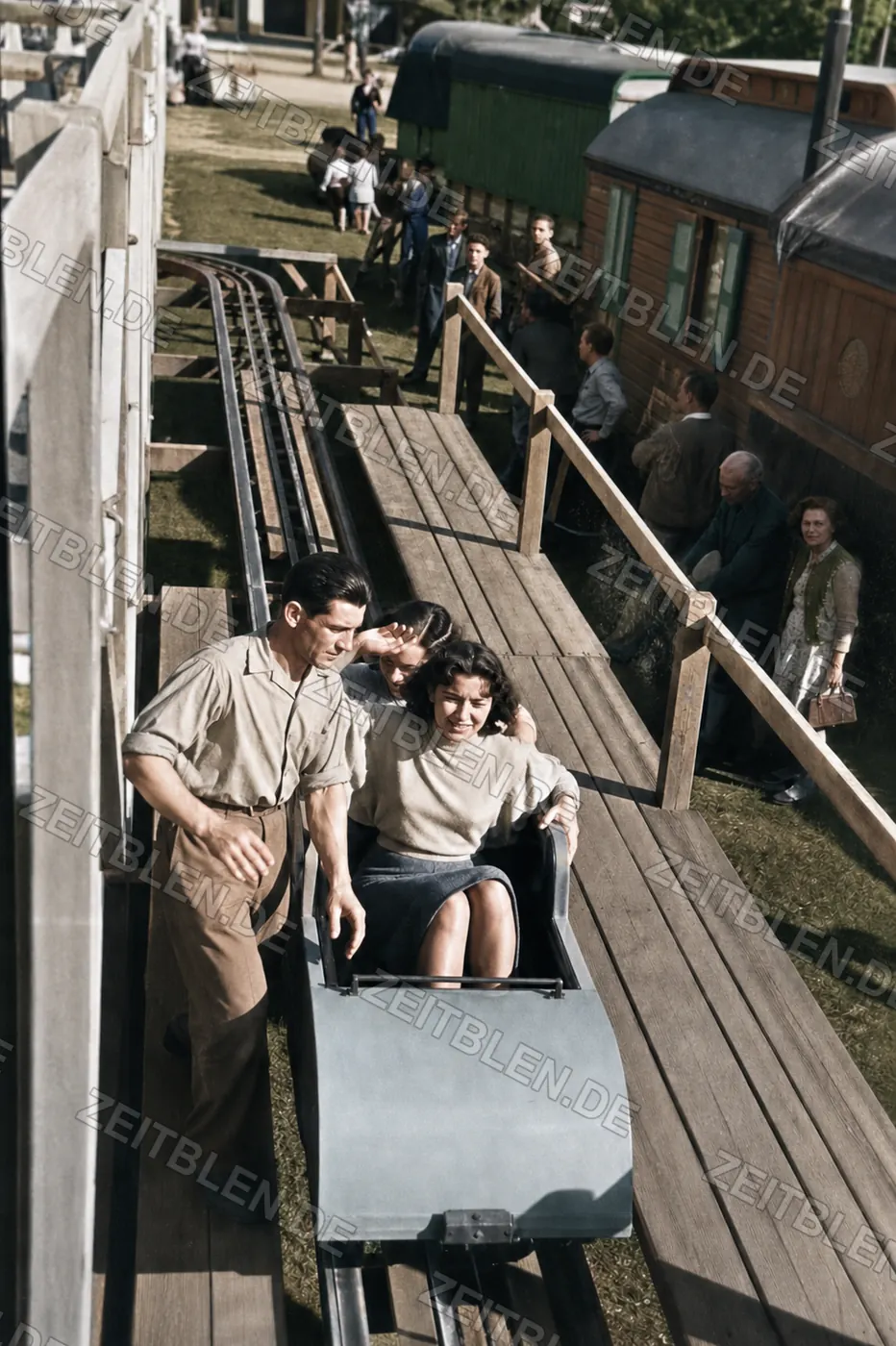 Zwei Fahrgäste im Oktoberfest-Fahrgeschäft 1949