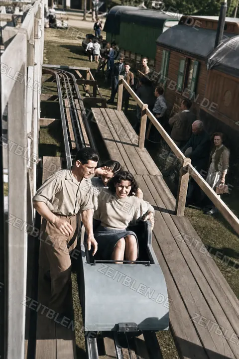 Zwei Fahrgäste im Oktoberfest-Fahrgeschäft 1949