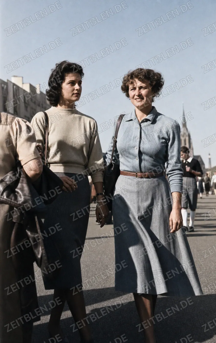 Besucherinnen auf der Wiesn beim Oktoberfest 1949