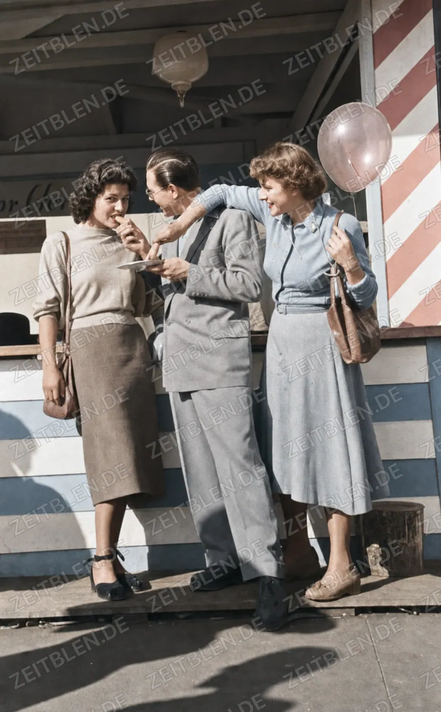 Junge Frauen an einem Oktoberfest-Stand 1949