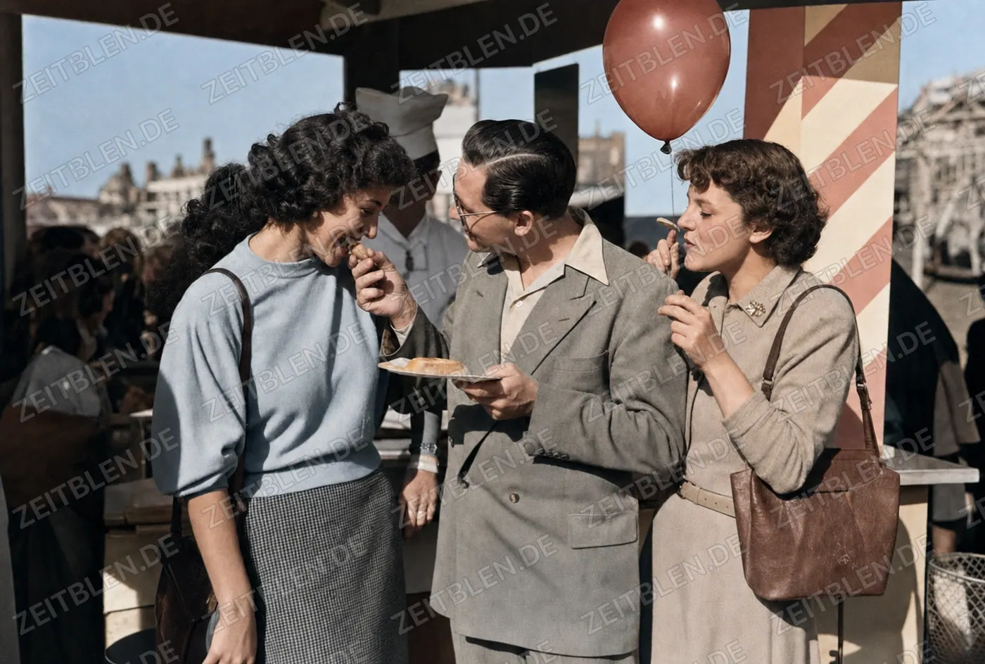 Besucher beim Essen an einem Oktoberfest-Stand 1949