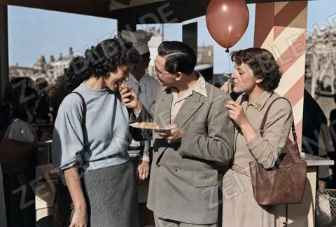 Besucher beim Essen an einem Oktoberfest-Stand 1949