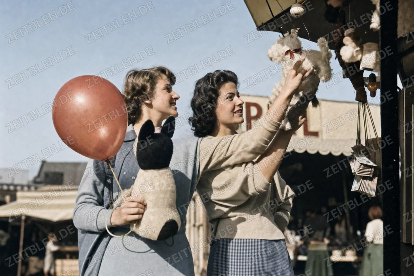 Besucherinnen mit Plüschtieren und Ballon auf dem Oktoberfest