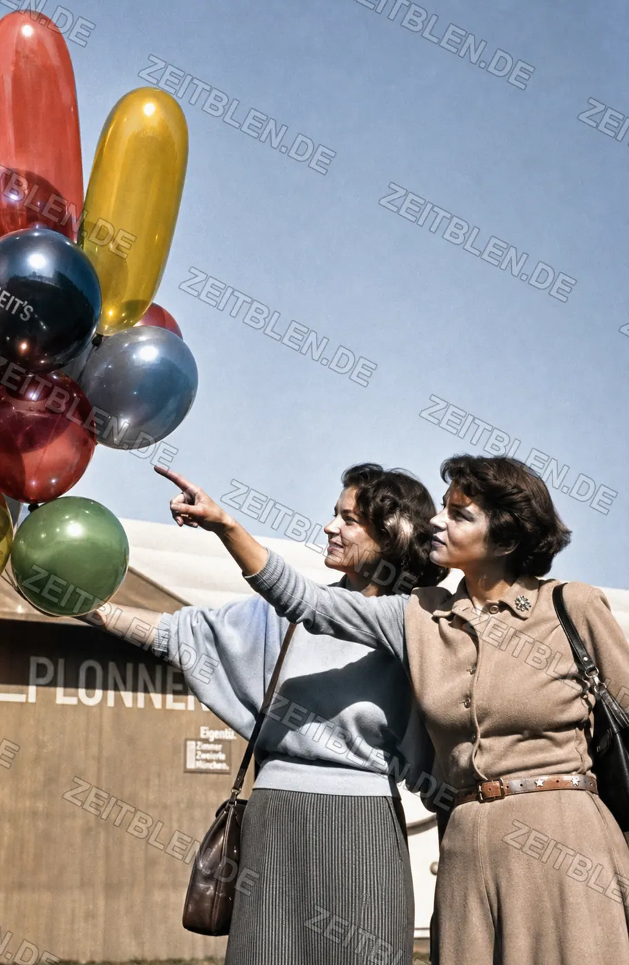 Besucherinnen am Luftballonstand auf dem Oktoberfest