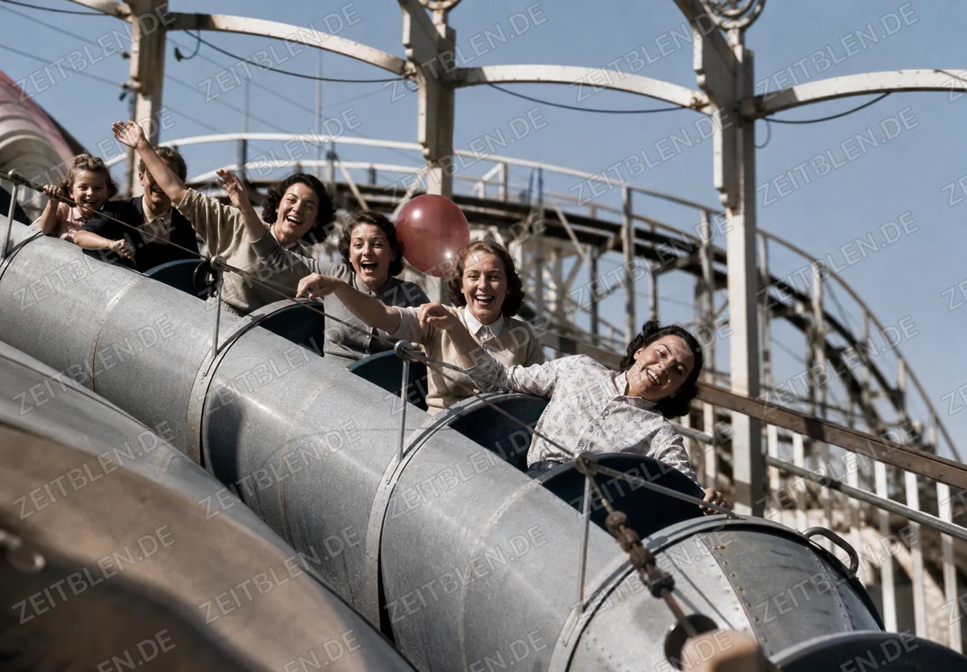 Frauen in einem Oktoberfest-Fahrgeschäft auf der Schiene