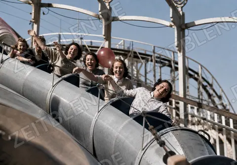 Frauen in einem Oktoberfest-Fahrgeschäft auf der Schiene