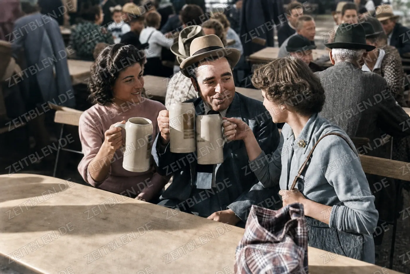 Gespräch mit Bierkrügen auf dem Oktoberfest