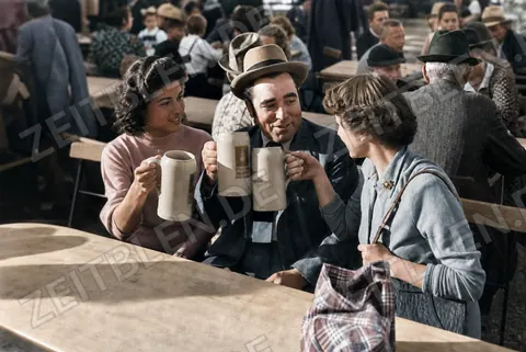Gespräch mit Bierkrügen auf dem Oktoberfest