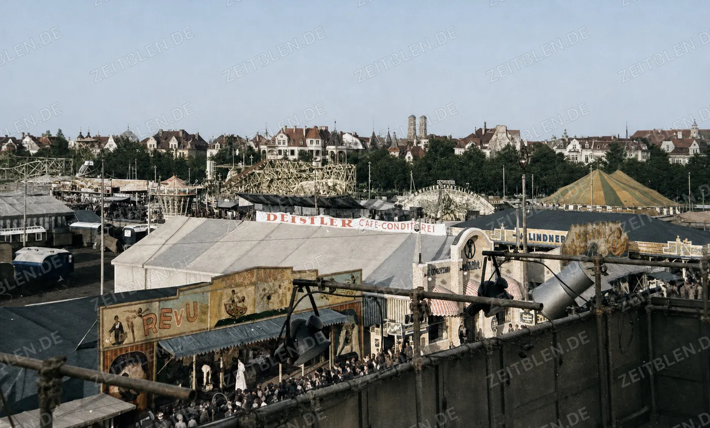 Oktoberfestgelände mit Fahrgeschäften und Münchner Skyline