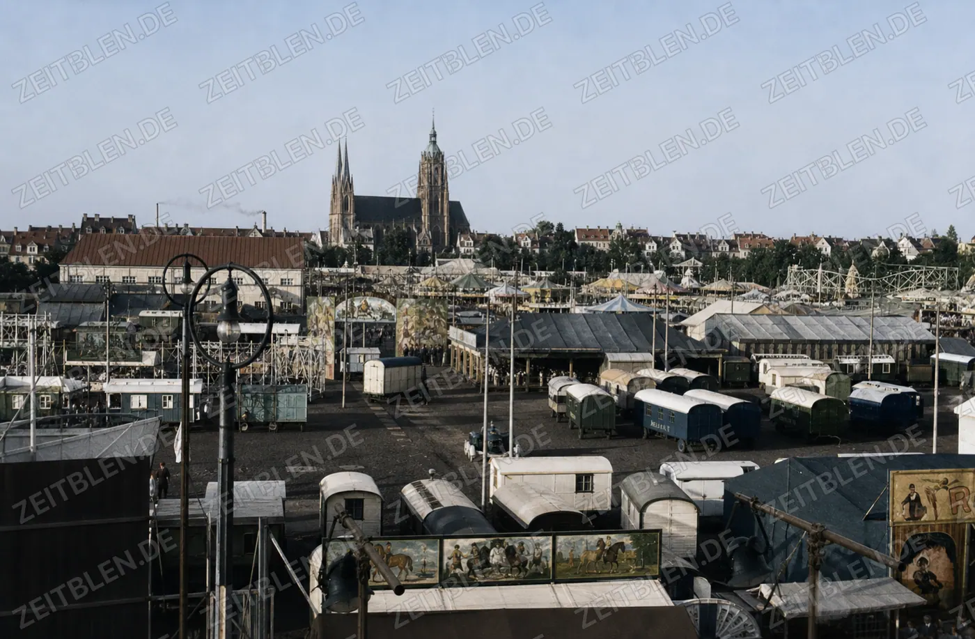 Oktoberfestgelände mit Blick zur Kirche St. Paul
