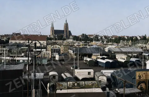 Oktoberfestgelände mit Blick zur Kirche St. Paul