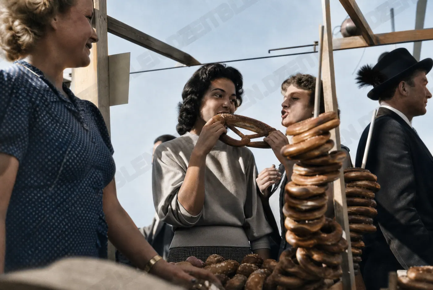 Besucherinnen an einem Imbissstand auf dem Oktoberfest