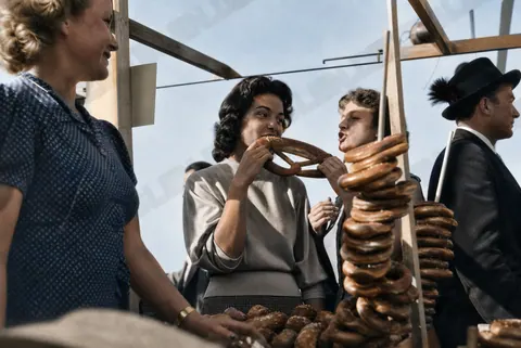 Besucherinnen an einem Imbissstand auf dem Oktoberfest