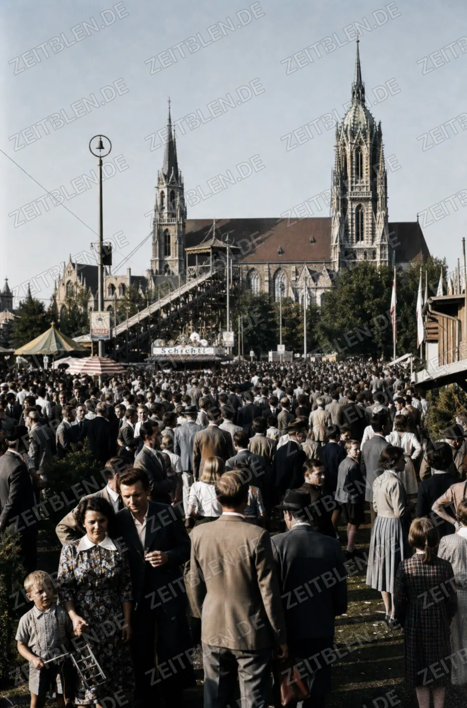 Gedränge auf der Theresienwiese mit Blick Richtung St. Paul